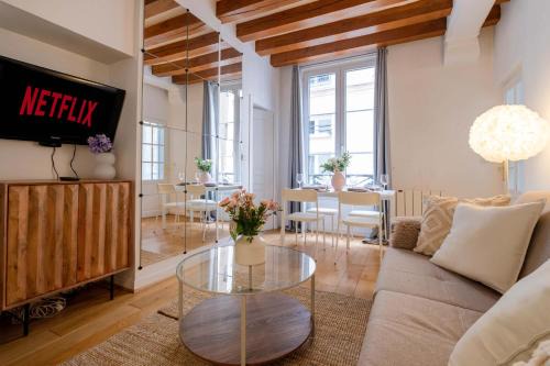 Quartier de la Place-Vendome Apartment | 4 Guests Flat Palais Royal 1