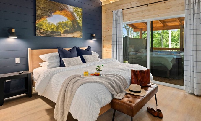 Frenchburg Apartment | 4 King Beds Hot Tub Forest View Fire Pit