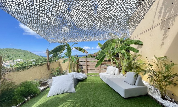 Marigot Apartment | 4-bed apartment with sea view in residence with swimming pool