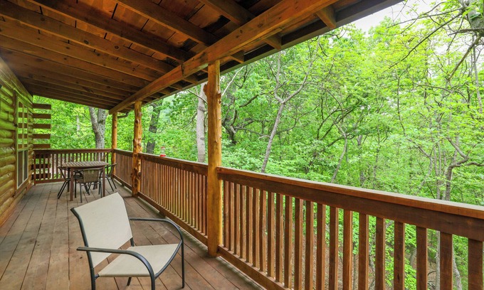 Sylvan Shores Cabin | 4 Mi to Marina: Cozy Log Cabin in Eureka Springs!