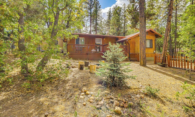 Pinetop-Lakeside Cottage | 4 Mi to Rainbow Lake! Serene Home w/Deck