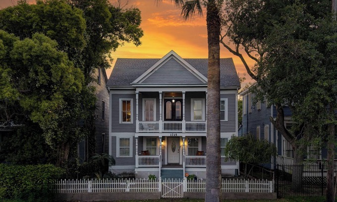San Jacinto House | 4 Min. Walk to Beach, Great for Groups or Families