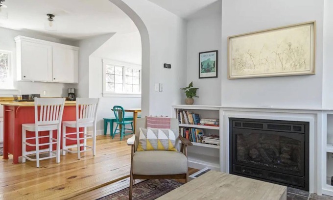 Warren House | 4-minutes to Sugarbush, steps to Warren Village!