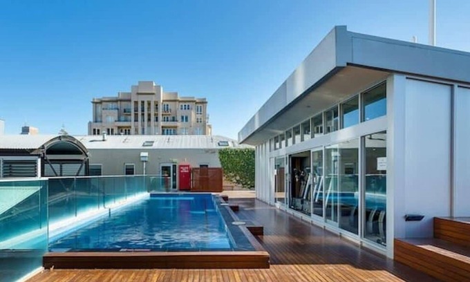 East Melbourne Apartment | 4-Person Apartment With Parking Min From CBD