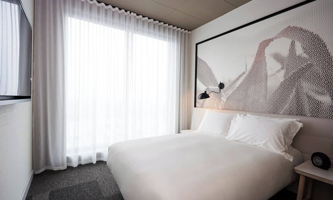 Brossard Hotel | 4 Practical Modern Rooms Perfect for Business Travelers or Leisure in DIX30