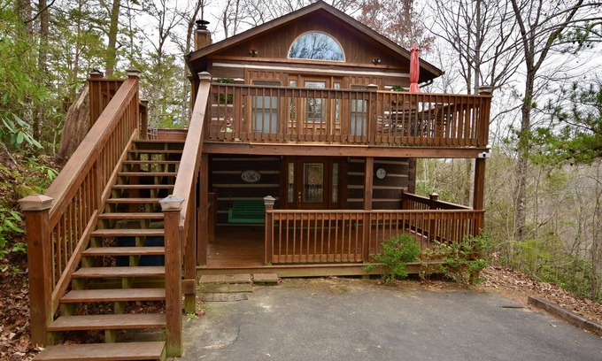 Gatlinburg - Pigeon Forge Cabin | 4 Seasons of Fun at Gatlinburg - An Authentic Log Cabin