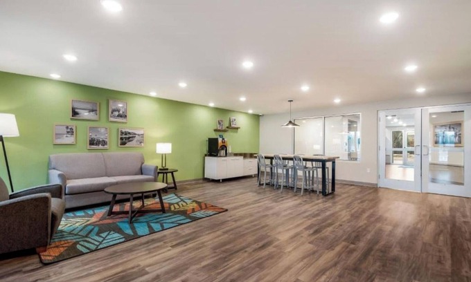 Austin Hotel | 4 Self-Contained Units, Group-Friendly – Queen Bed in Each, Great Location