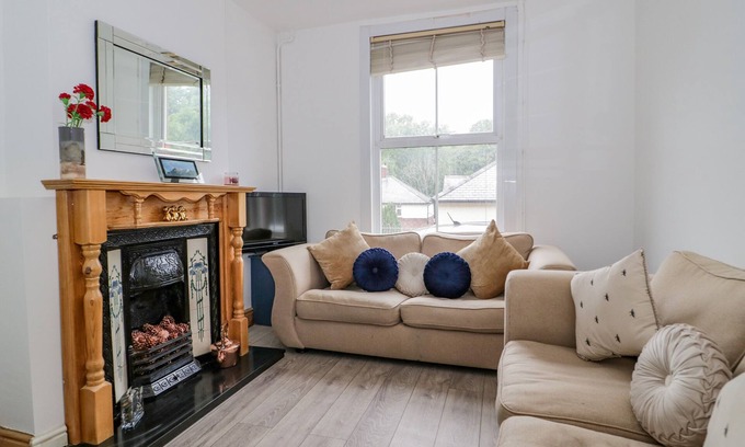 Llangollen Cottage | 4 TANYRALLT TERRACE, pet friendly, with a garden in Llangollen