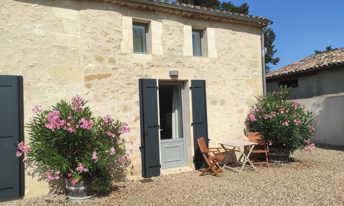 Puisseguin Cottage | 4 The Courtyard 4 Star Vineyard Gite