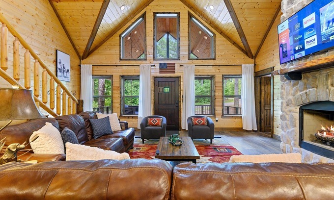 Broken Bow Cabin | 40% Off Walk to Town Private Creek Hot Tub Treehouse Firepit Arcade Shuffleboard