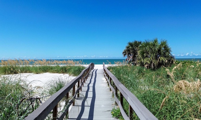 Treasure Island Condo | 🌴400ft to the BEACH☀Shared/Heated Pool🐬Bungalows #7🌞BBQ Grills🐶Dogs Welcome!