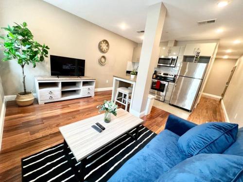Logan Square Apartment | 407 Sweetest cottage 1bed room Apt in center city