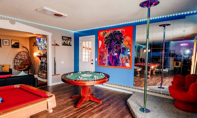 Dupont House | 420Friendly 8BR HotTub PS5 Arcade Theater Pool Sauna DancePole