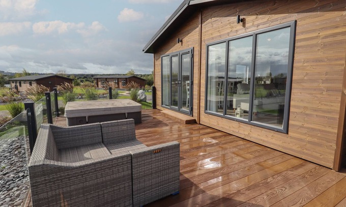Oakmere Cottage | 44 DELAMERE POINT, family friendly, with hot tub in Delamere