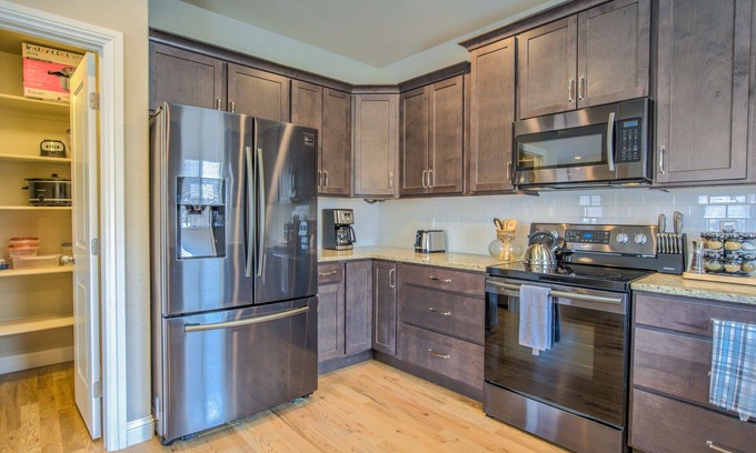 Colorado Springs Condo | 4bdpikes Peak Viewsminutes to Hiking & Dining!