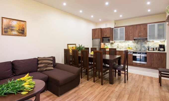 Old Town Apartment | 4bdr 2bth Vanilla 5 Apartment, 5min to Main Square