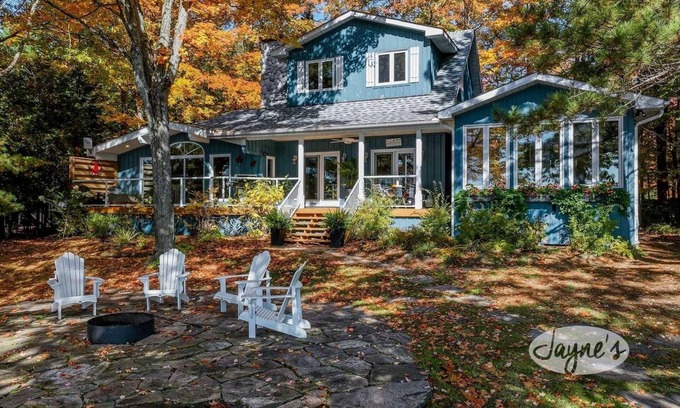 Lake of Bays Cottage | 4bed 4bath cottage on Lake of Bays - SW Exposure! Hot Tub!