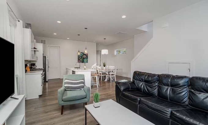 Sugar Creek House | 4Bed Uptown Gem – Spacious & Stylish!