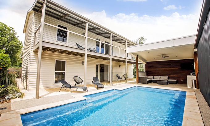 Echuca House | 4BR * 2 BA * Sleeps 10 * Pool * Close to Town & Boat Ramp