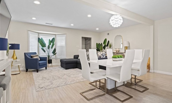 Lynwood House | 4BR-2B Near LAX, SoFi, & Disney