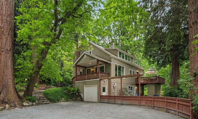 Seahurst House | 4BR 4BA The Treed Inn, Firepit Outdoor Dining and Yard