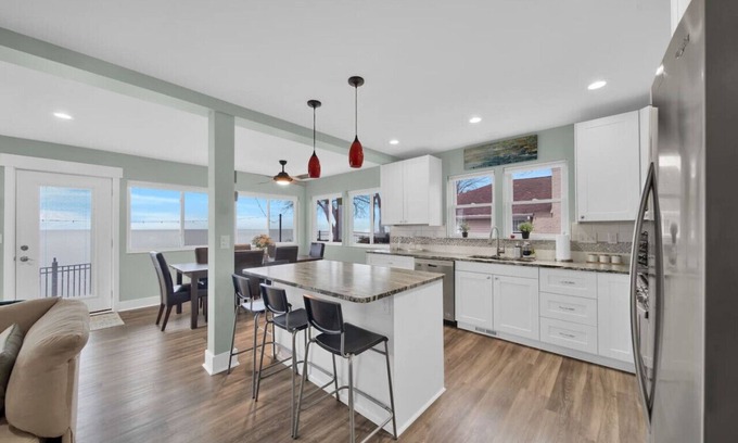 Lexington House | 4BR Beachfront, Stunning Views!