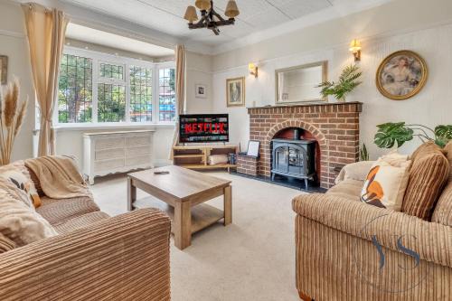 Marston Green Apartment | 4BR Cottage, Parking, NEC, Birmingham Airport