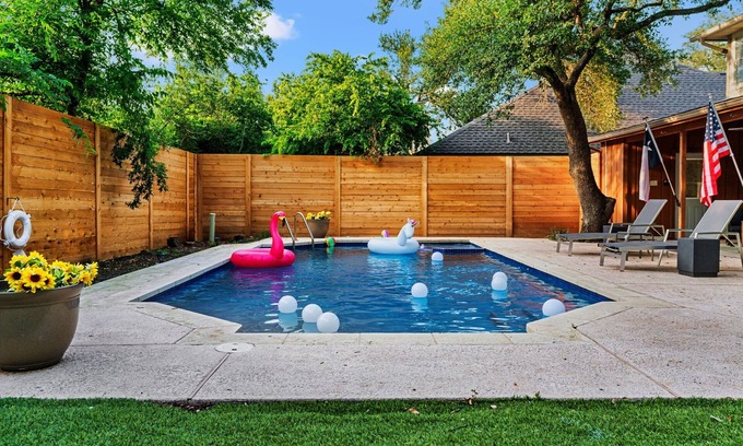 Milwood House | 4BR ~Heated Pool+Jaccuzi+Sauna+PoolTable+Arcades+Karaoke Stage - near Domain