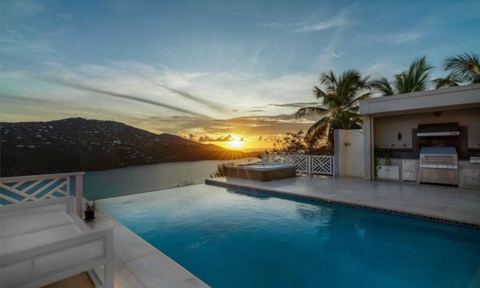 Estate Peterborg Villa | 4BR Incredible Views, HOT TUB + 5 Star Service!