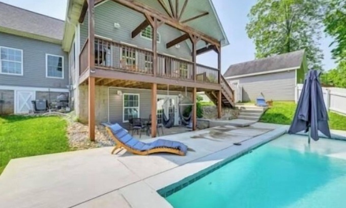 Mount Vernon House | 4BR+Lake Access+ Fire Pit+Pet Friendly&Heated Pool with Fee+60 Min to Keenland