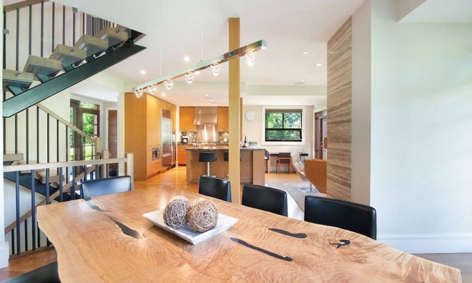 Whistler Villa | 4BR Luxury Chalet 2,655 Sq Ft w/Private HT &Garage