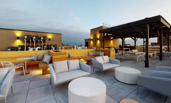 Pilsen Apartment | 4BR Near downtown w/Rooftop lounge