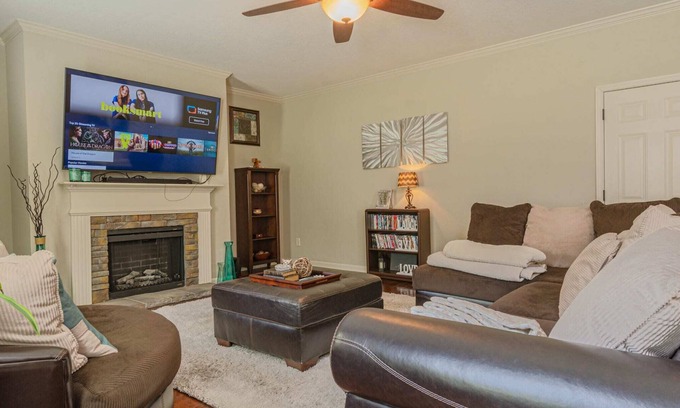 Fortson House | 4BR Sleeps10 PoolTable Grill Parking Near Ft Moore