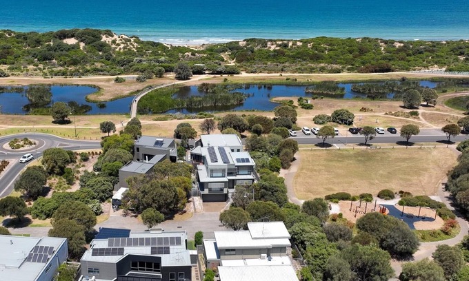 Torquay House | 4CHP The Sands Torquay . Across the road from Whites Beach Beachfront LUXURY