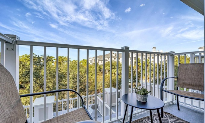 Baytowne Wharf Condo | 4th-Floor 2BR Retreat ~ Golf Cart ~ Near Baytowne Wharf!