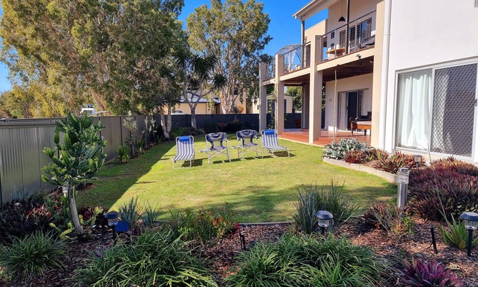 Burrum Heads House | 5 BD quiet Serenia Beach on the corner- Dog friendly-Aircon , Wi fi , kayaks