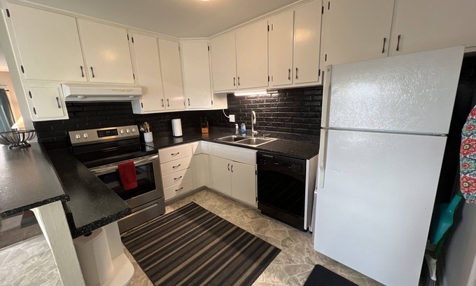 Cedar Rapids - Iowa City House | 5 Bed, 2 Bath Split Level Home Big Yard on NE Side of Cedar Rapids