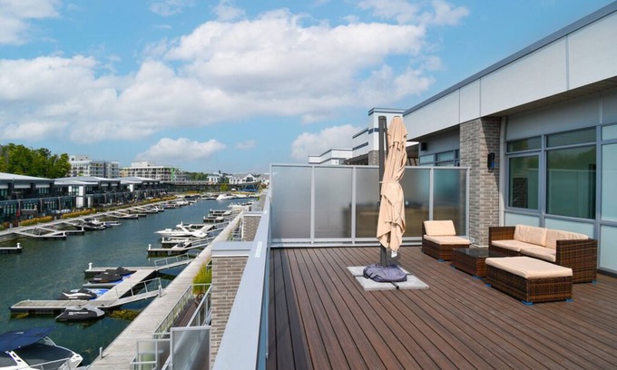 Big Bay Point Cottage | 5 Bed 5 Bath Waterfront Home