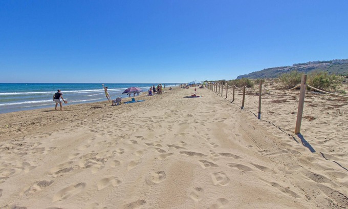 Gran Alacant Ski Chalet | 5 Bed Villa with Private Heated Pool & Games Room, Gran Alacant, Alicante