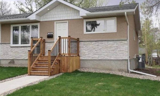 Regina House | 5 bedroom, 3 bathroom bungalow in great area