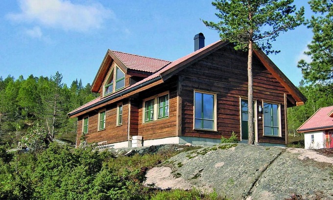 Kvinesdal House | 5 bedroom awesome home in Kvinlog