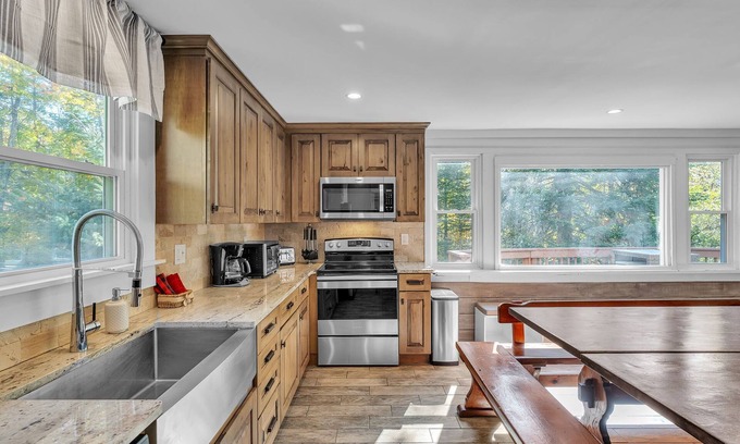 Killington Ski Chalet | 5-bedroom chalet walking distance to bars and restaurants - on the access road