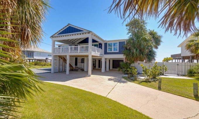 Alligator Point House | 5-bedroom house in charming Alligator Point with a Pool. Beachfront and Bayfront