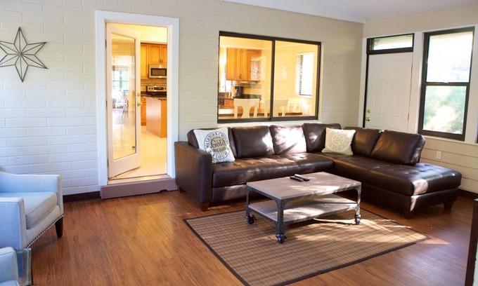 Gainesville House | 5 Bedroom House- Walk to UF/ Stadium- Perfect for families and Groups