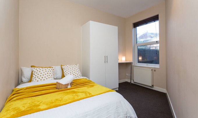 Preston House | 5 BEDROOM STOCKS ROAD SERVICED HOUSE