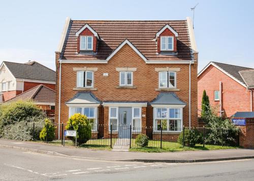 Heath House | 5 Bedroom Stunning House- Sleeps 14 with 11 Beds