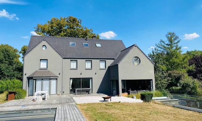 St. Genesius-Rode Villa | 5-bedroom villa with pool and gym