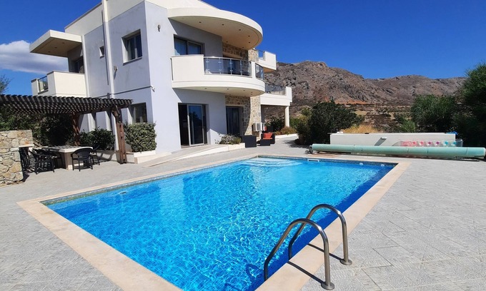 Makry Gialos Villa | 5-bedroom villa with heated pool, sea and mountain views, 5 minutes from the center of town