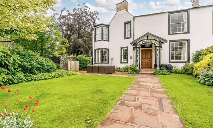 Keswick House | 5 Bedroomed 200 Year Old Coach House With Private Front Garden