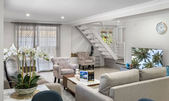 Algester House | 5 Beds home close to mall, food & highway